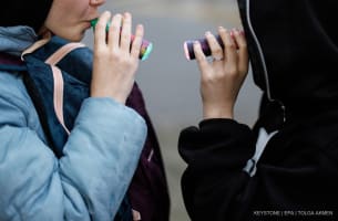 Kinder nutzen E-Zigaretten in London, Großbritannien, am 26. März 2024.