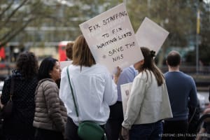 Assistenzärzte und Fachärzte der British Medical Association (BMA) bei einer Streikpostenkette vor dem University College London Hospital während eines dreitägigen gemeinsamen Streiks, dem längsten gemeinsamen Streik in der Geschichte des NHS (National Health Service), in London, Großbritannien, 2. Oktober 2023.