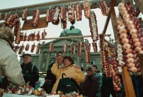 Der Himmel vor dem Bundeshaus haengt am Montag, 24. November 1997, voller Zwiebeln: Es ist 'Ziebelemaerit'.