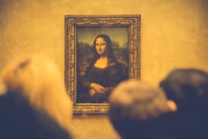 Besucher des Louvre-Museums in Paris stehen und betrachten die Mona Lisa.