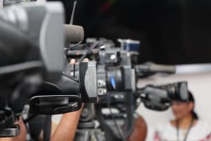 A line of press cameras