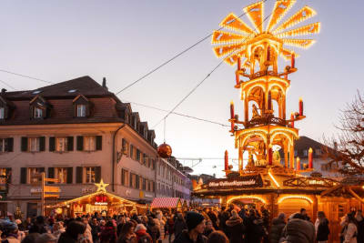 Menschen schlendern durch das Adventsdorf in Olten.