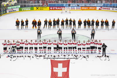 Die Mannschaften der Schweiz, Deutschlands und der Schweiz sowie die Schiedsrichter stehen nach dem Spiel der Vorrunde der Gruppe A der IIHF-Eishockey-Weltmeisterschaft der Männer 2026 zwischen Deutschland und der Schweiz in der Swiss Life Arena in Zürich, Schweiz, am Montag, dem 18. Mai 2026, auf dem Eis.