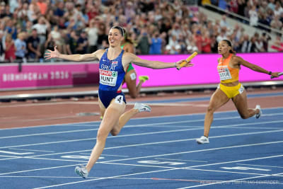 Die Britin Amy Hunt überquert die Ziellinie und gewinnt das Finale der 4-mal-100-Meter-Mischstaffel, wobei sie am Sonntag, dem 16. August 2026, bei den Leichtathletik-Europameisterschaften in Birmingham, England, einen neuen Europarekord aufstellt.