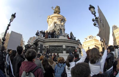Studenten, die am „Monument à la République“ in Paris gegen die Bildungsbedingungen in Frankreich protestieren.