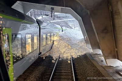 Bei der Stockgalerie zwischen Goppenstein und Hohtenn ist ein Personenzug der BLS entgleist, am Montag, 16. Februar 2026, in Goppenstein.