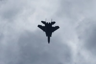 Ein F-15-Kampfflugzeug der israelischen Luftwaffe fliegt am 30. März 2026 über Zentralisrael.