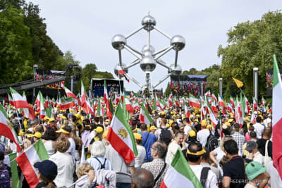 Tausende Iraner nehmen an einer Kundgebung gegen die iranische Regierung in Brüssel, Belgien, am 6. September 2025 teil.