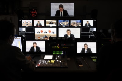 Bundesrat Albert Roesti, erscheint auf Bildschirmen im Regieraum des Schweizer Fernsehens SRF, an einer Medienkonferenz ueber die Eidgenoessische Volksinitiative "200 Franken sind genug! (SRG-Initiative)" und die Teilrevision der Radio- und Fernsehverordnung, am Mittwoch, 8. November 2023, im Medienzentrum Bundeshaus in Bern.