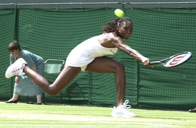 Titelverteidigerin Venus Williams spielt einen Return gegen die Französin Nathalie Tauziat während ihres Viertelfinalspiels im Damen-Einzel auf dem Court Nr. 1 in Wimbledon am Dienstag, dem 3. Juli 2001.