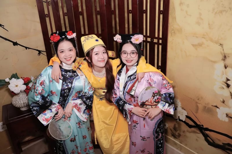Khách chụp tại Phòng Aura, tấm 2