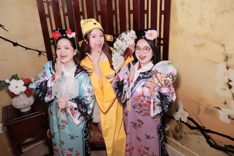 Khách chụp tại Phòng Aura, tấm 4