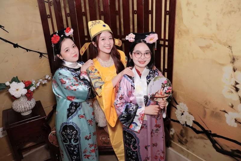 Khách chụp tại Phòng Aura, tấm 6