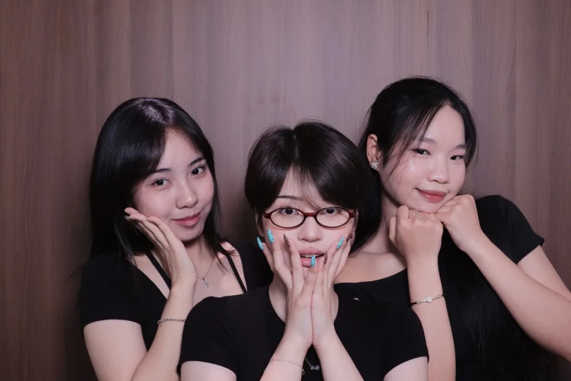 Khách chụp tại Phòng Noir, tấm 2