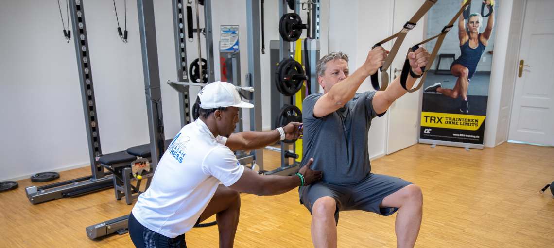 Personal Trainer mit Kunde Seilübung