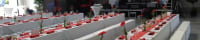 Alte Kelter Tischreihen mit roter Dekoration