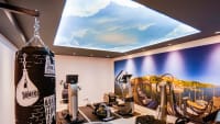 Beleuchtung Titelbild Beleuchtete Spanndecke im Fitnessraum