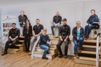 Das Hamburg Lifte Team stellt sich vor - Ein Foto aller Mitarbeiter im Showroom