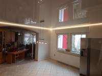 Folienspanndecke mit LED-Lichtleiste