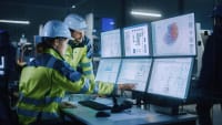 Arbeiter planen an Bildschirm