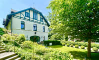 Die Außenansicht des Hotels im Grünen