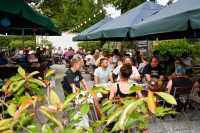 Viele Gäste im Biergarten