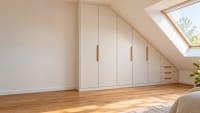 Skandinavischer Dachraum mit Einbauschrank