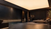 Luxuriöse Wellnesslounge mit Wasserbecken