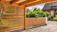 Moderner Holzcarport mit Gartenblick