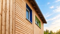 Moderne Holzfassade im Abendlicht