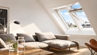 Helles skandinavisches Dachwohnzimmer mit Oberlichtern