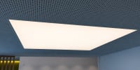 Leuchtendes Deckenpanel im modernen Innenraum