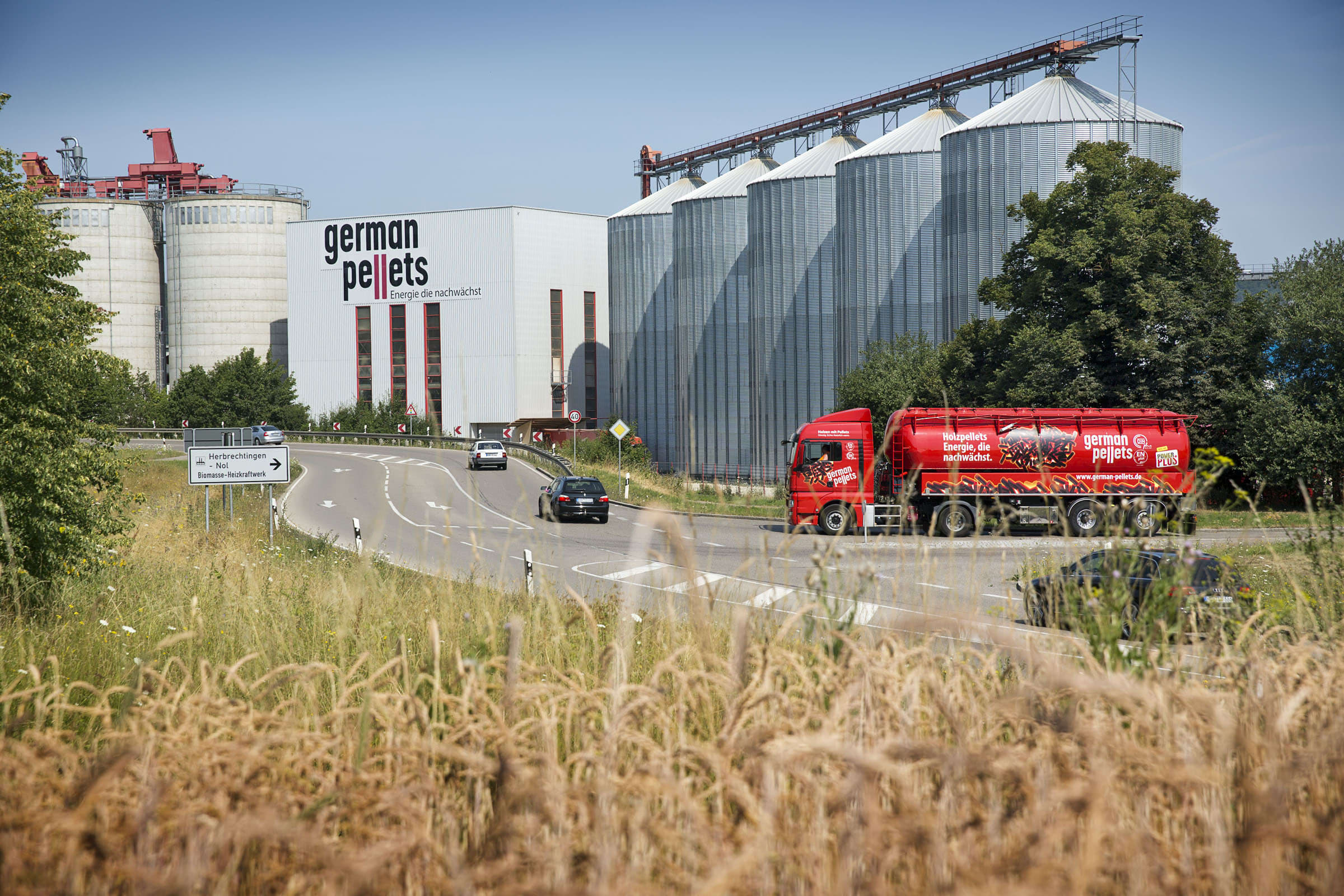 Silo-LKW vor einem Werk