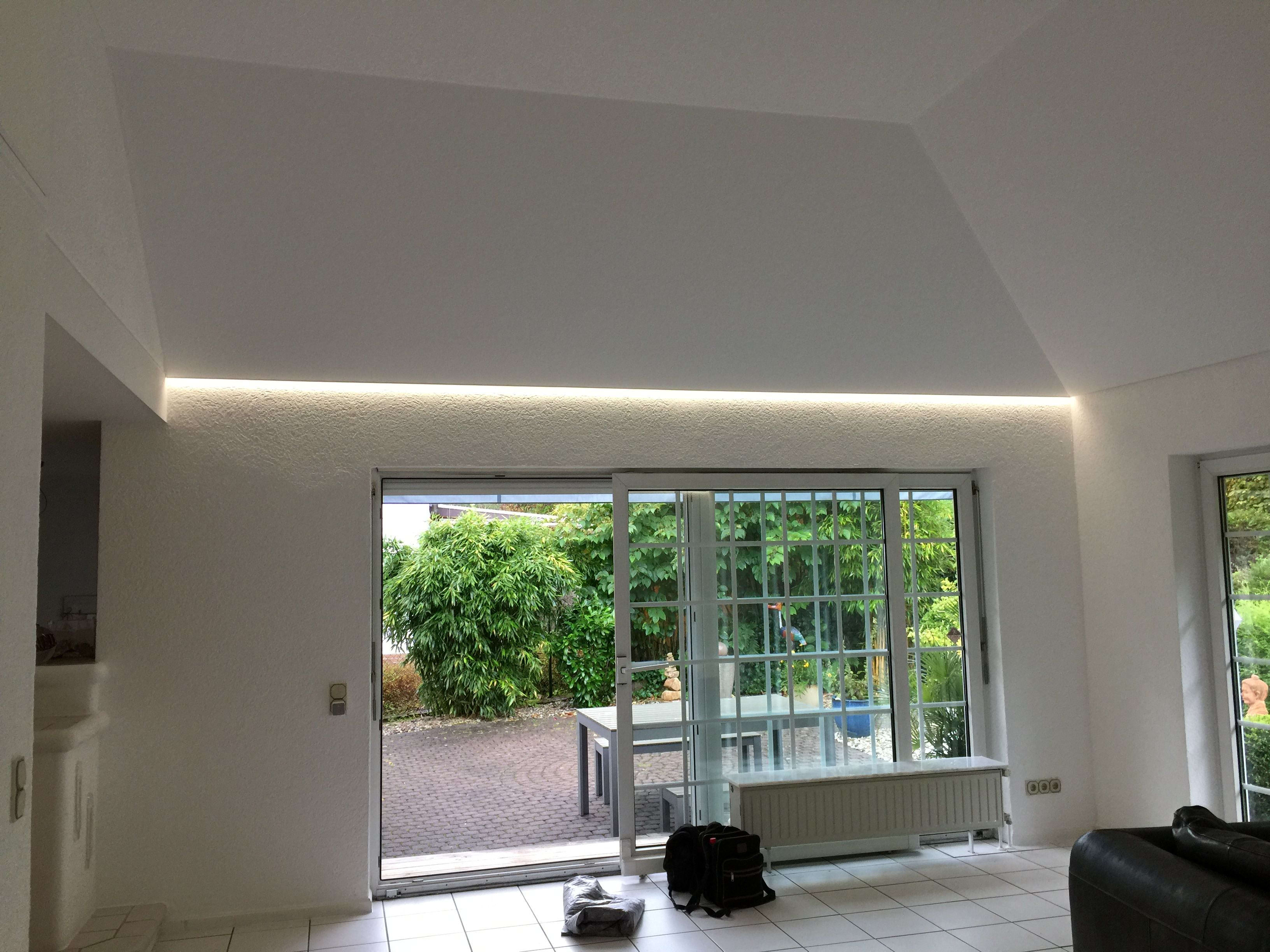 Nachher: Akustikspanndecke  und passender LED-Lichtleiste