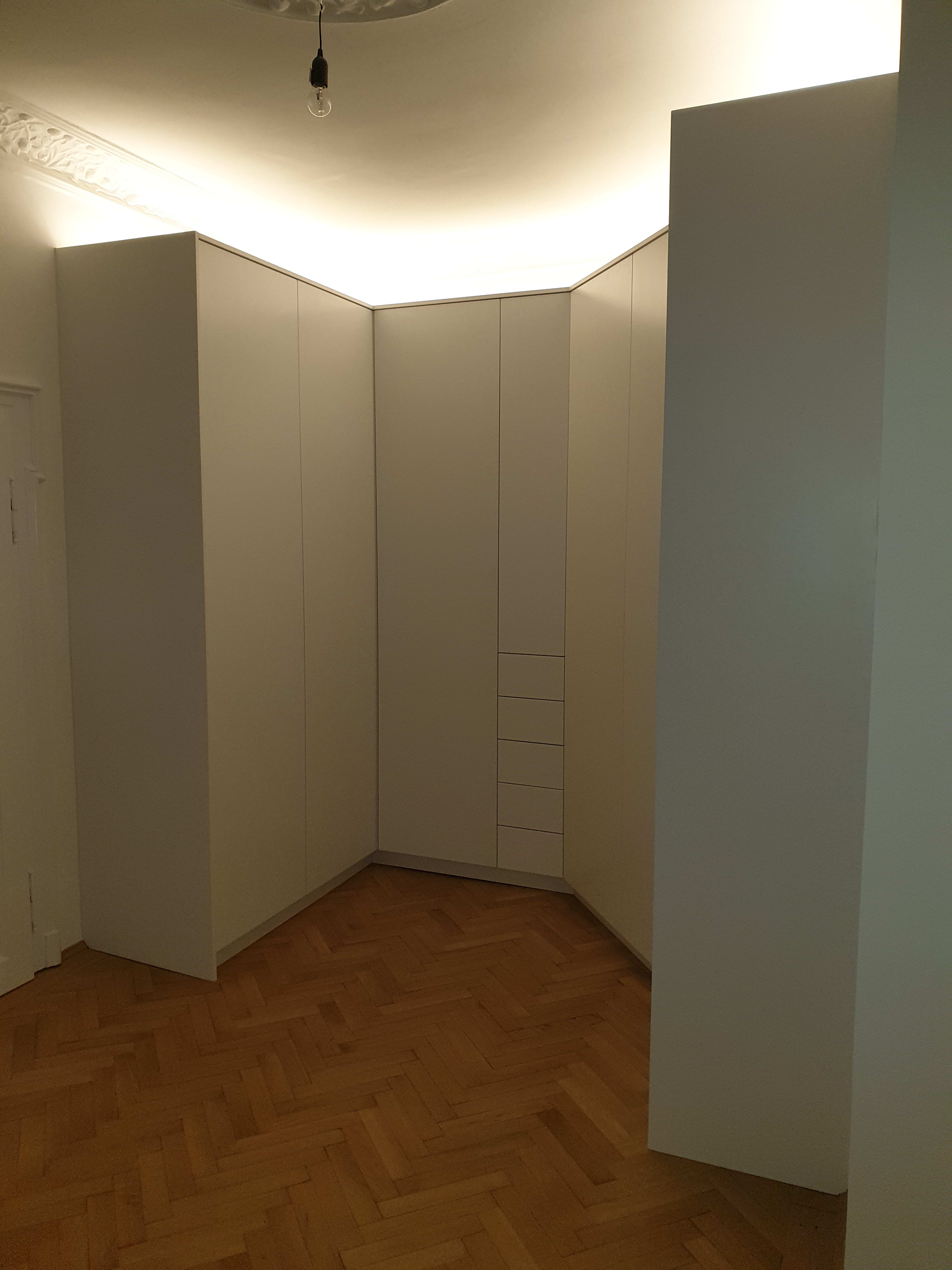 Kleiderschrank weiß geschlossen mit Licht