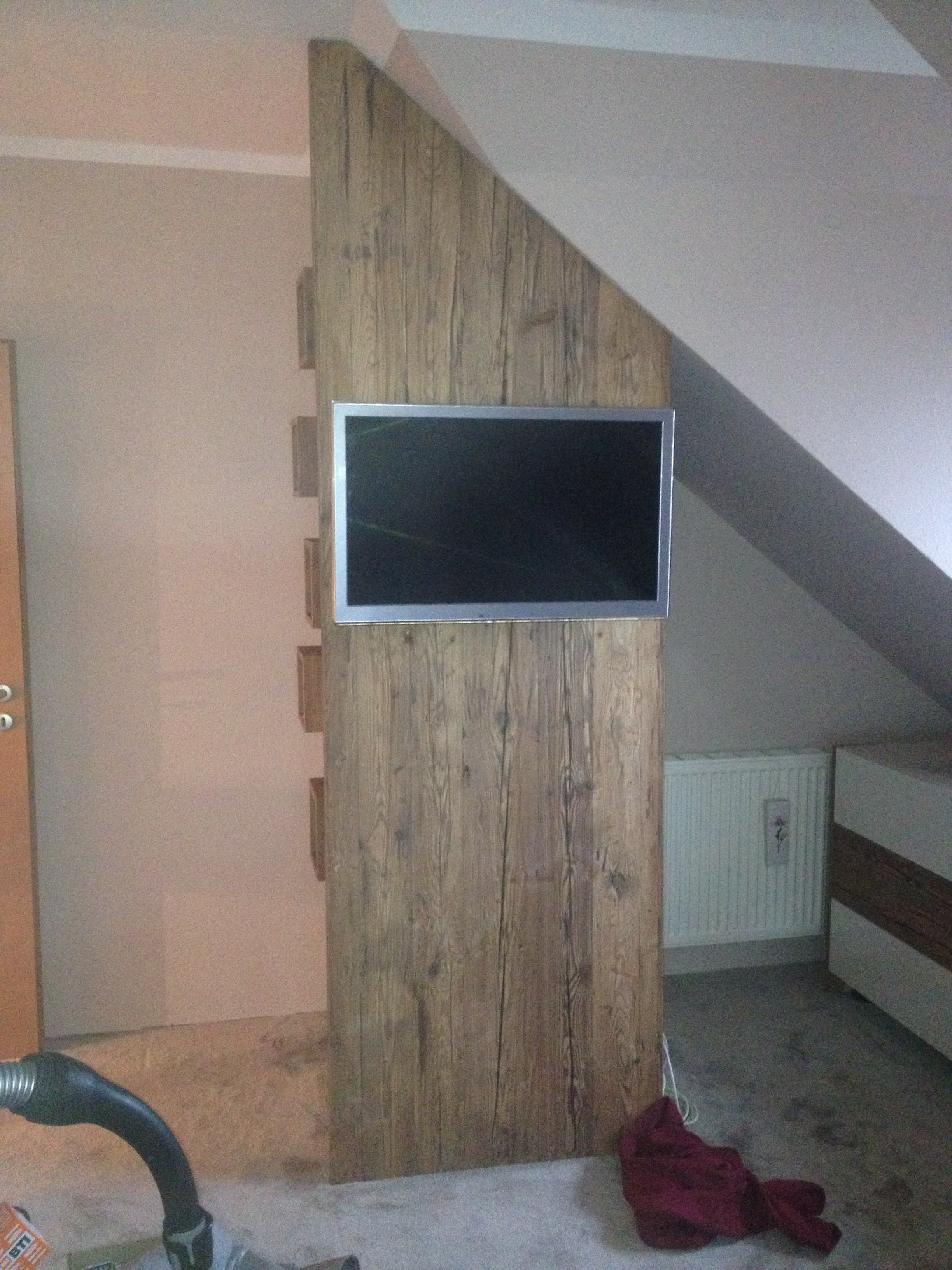 Fernsehwand in dunklem Holz