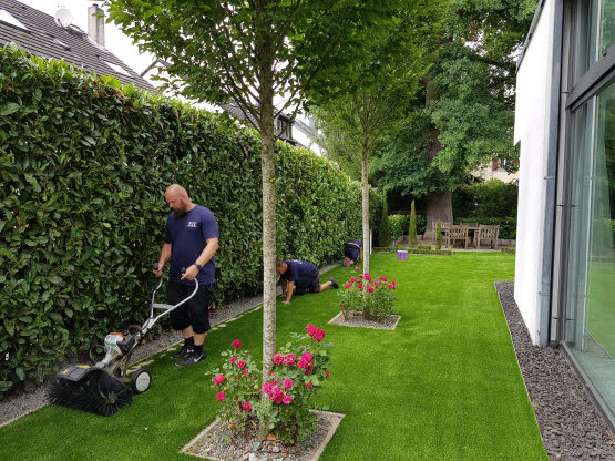 Garten Kunstrasen Mitarbeiter Pflege