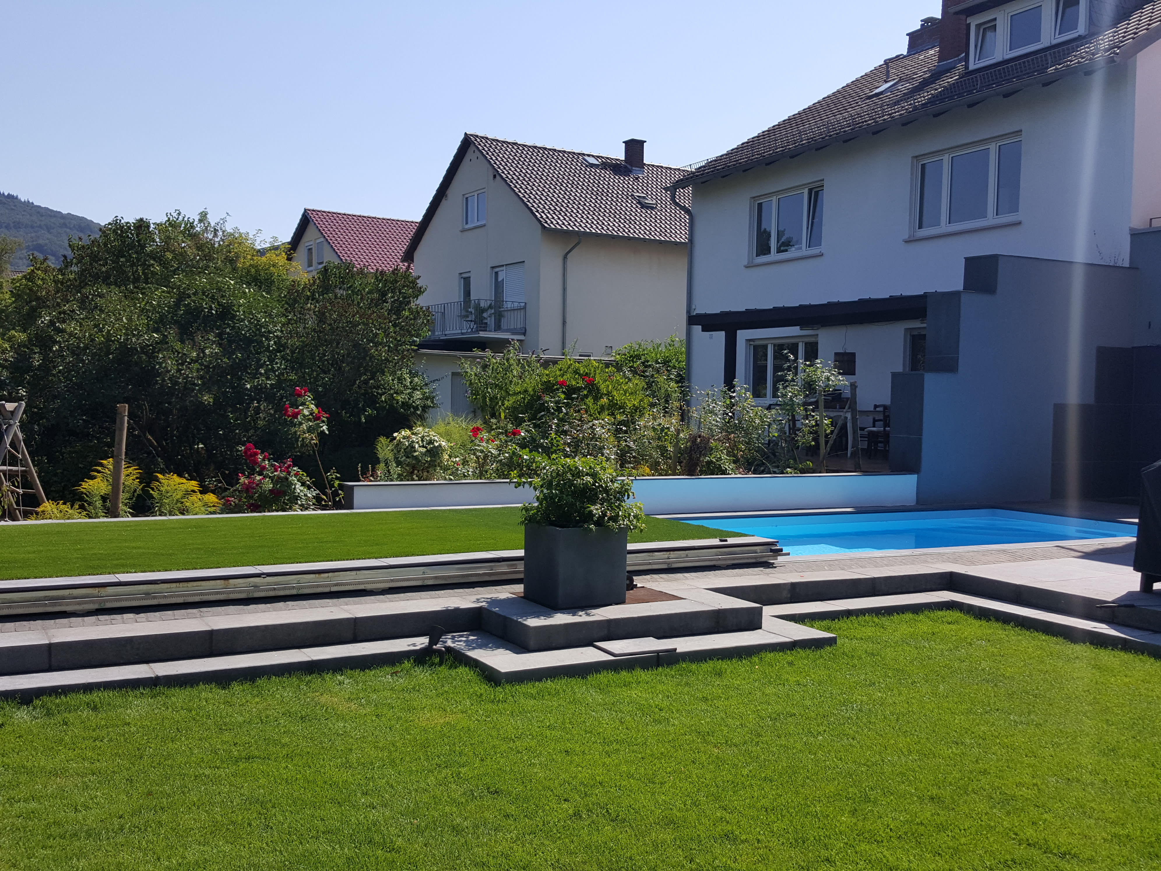 Kunstrasen und Pool mit Häusern