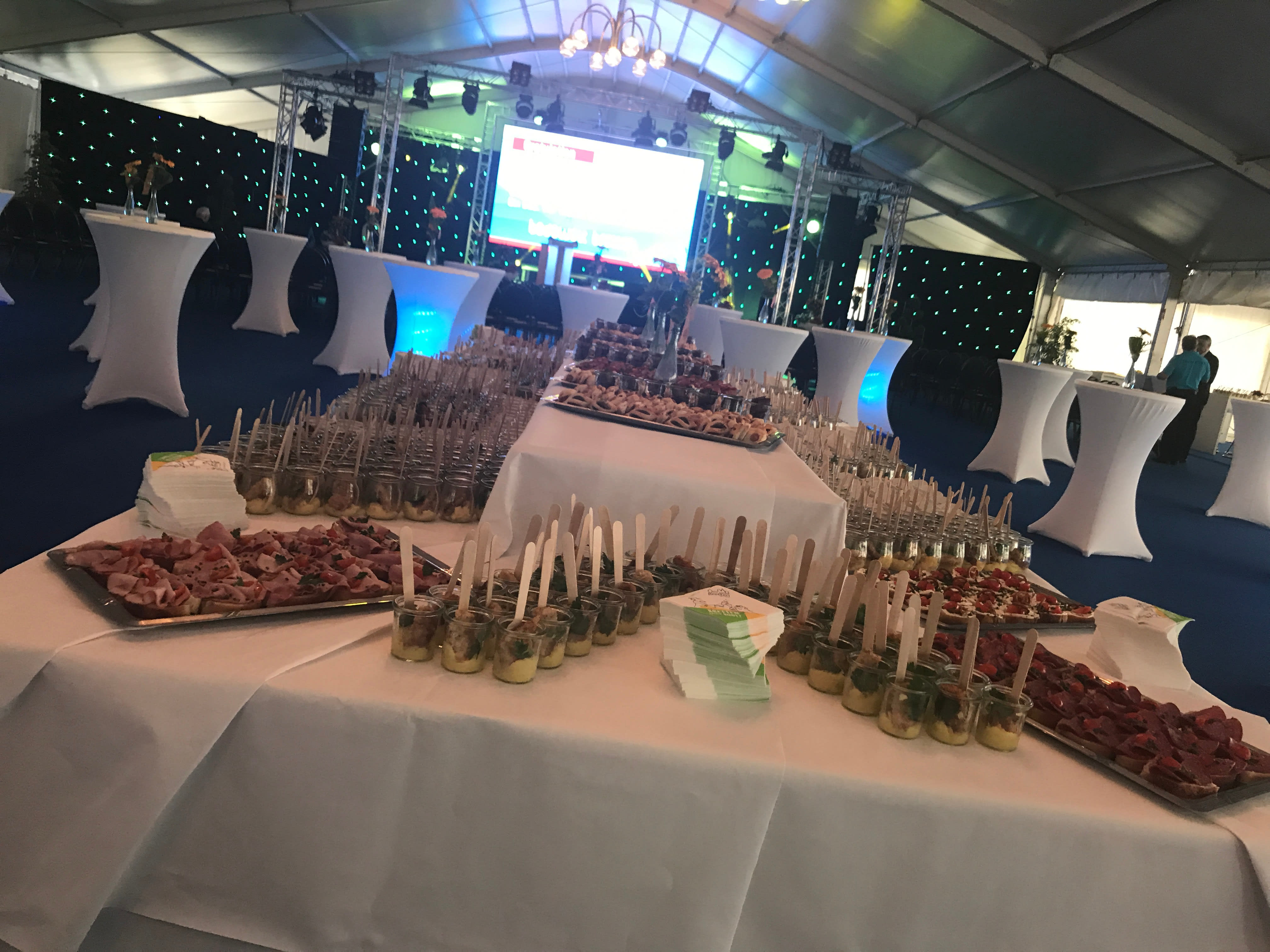 Eventlocation mit Häppchen Buffett