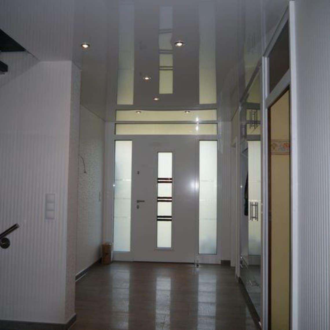 Spanndecke im Flur weiß glänzend mit Beleuchtung