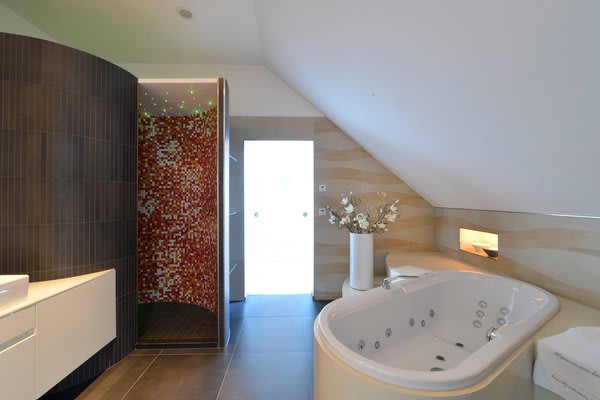 Tuchspanndecke im Badezimmer Whirlpool Badewanne