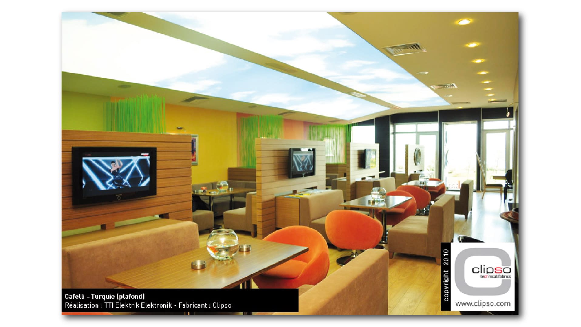 Cafeteria-Lounge-mit-Clipso-Print-an-Wand-und-Decke-01_wtnpfq