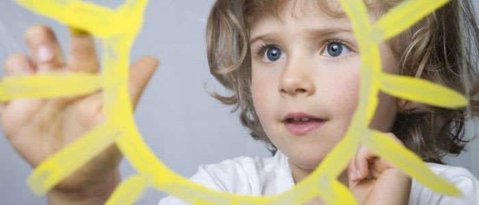 Kleiner Junge blond und blaue Augen