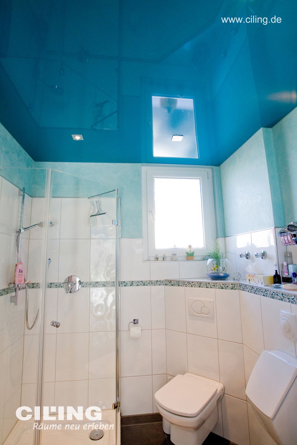 Badezimmer in einem hochglanz himmelblau Design