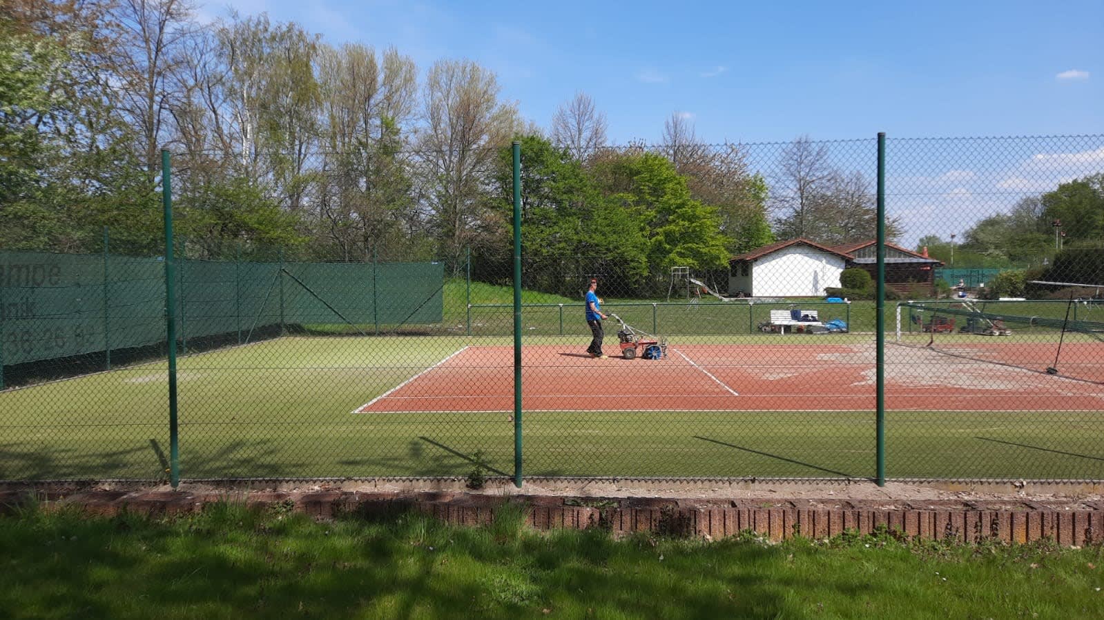 Kunststoffbelag auf einem Tennisplatz