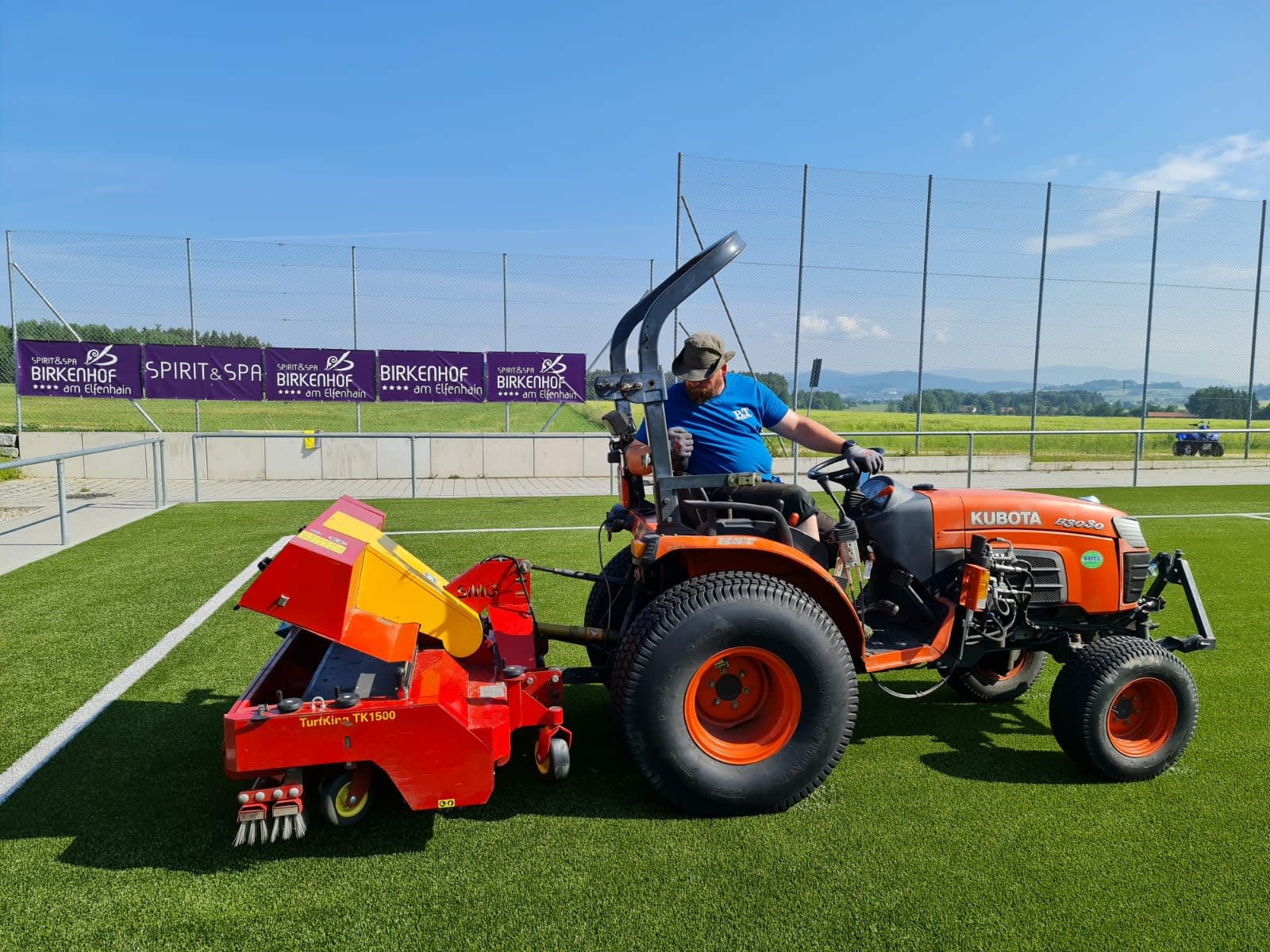 Kunstrasenplatz gereinigt von P&T Sportplatzsysteme