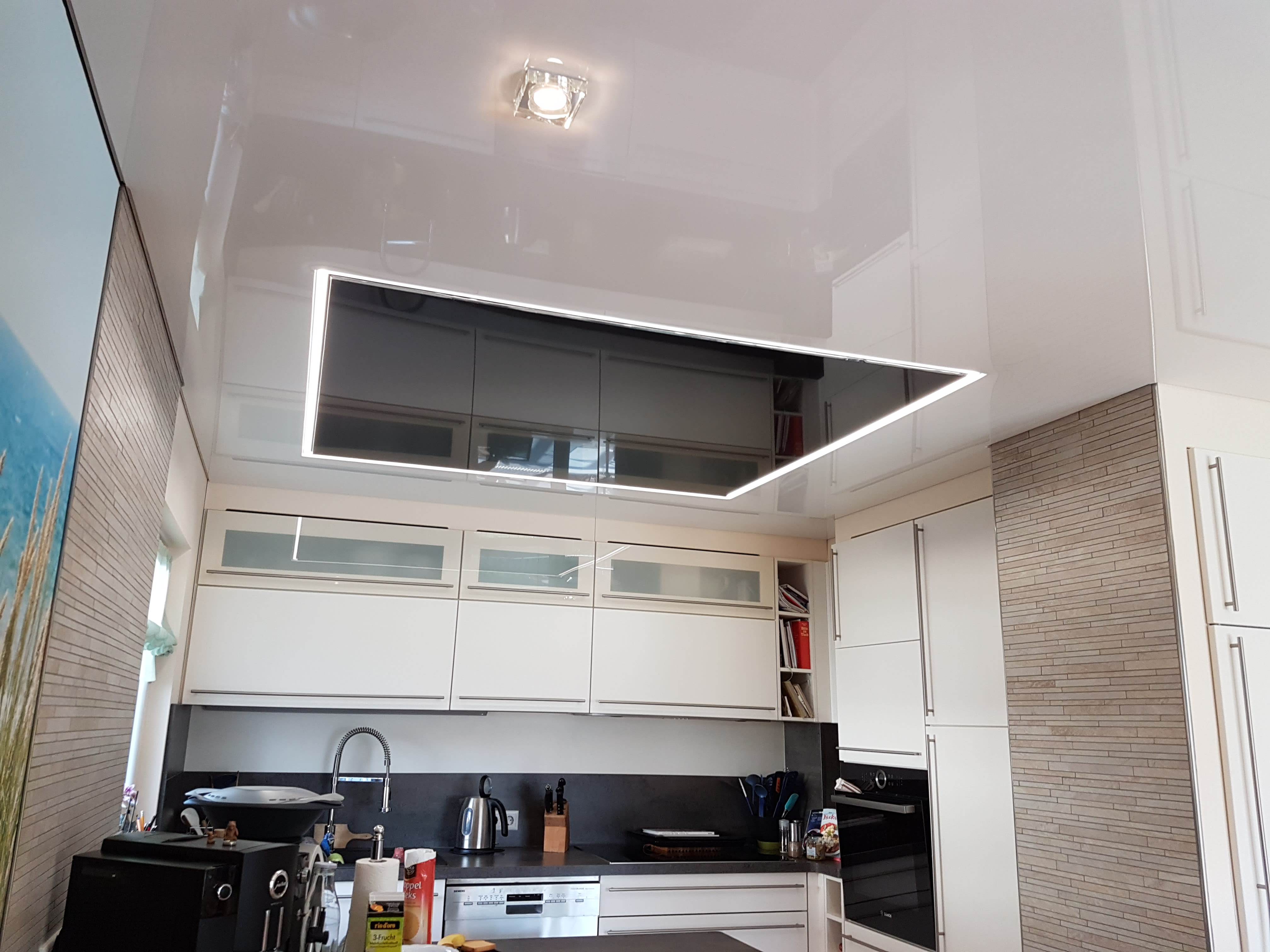 Küche Folienspanndecke weiß schwarz Deckenfeld LED