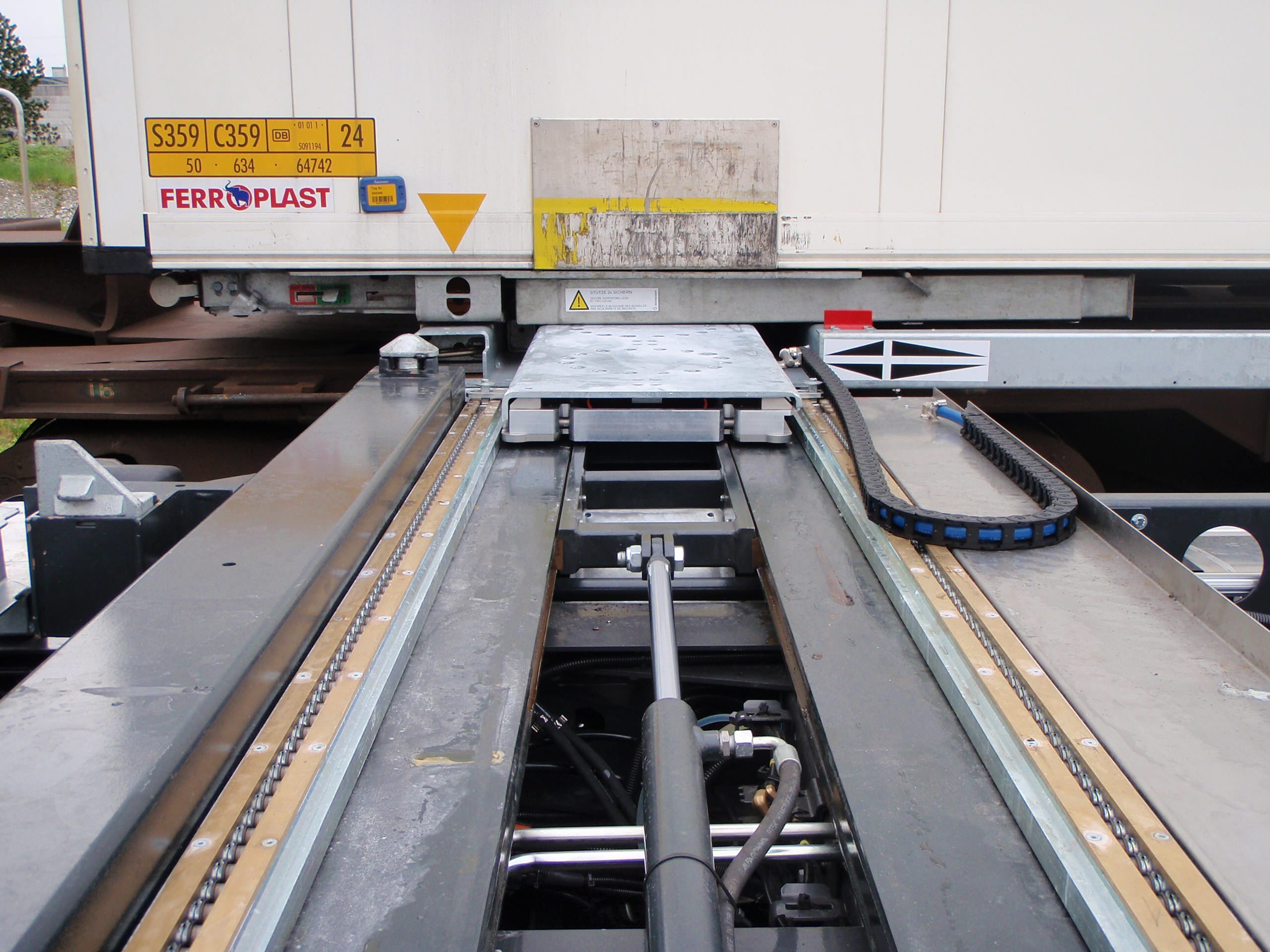 Linear Chain for a container mover - GROB Drive Technology