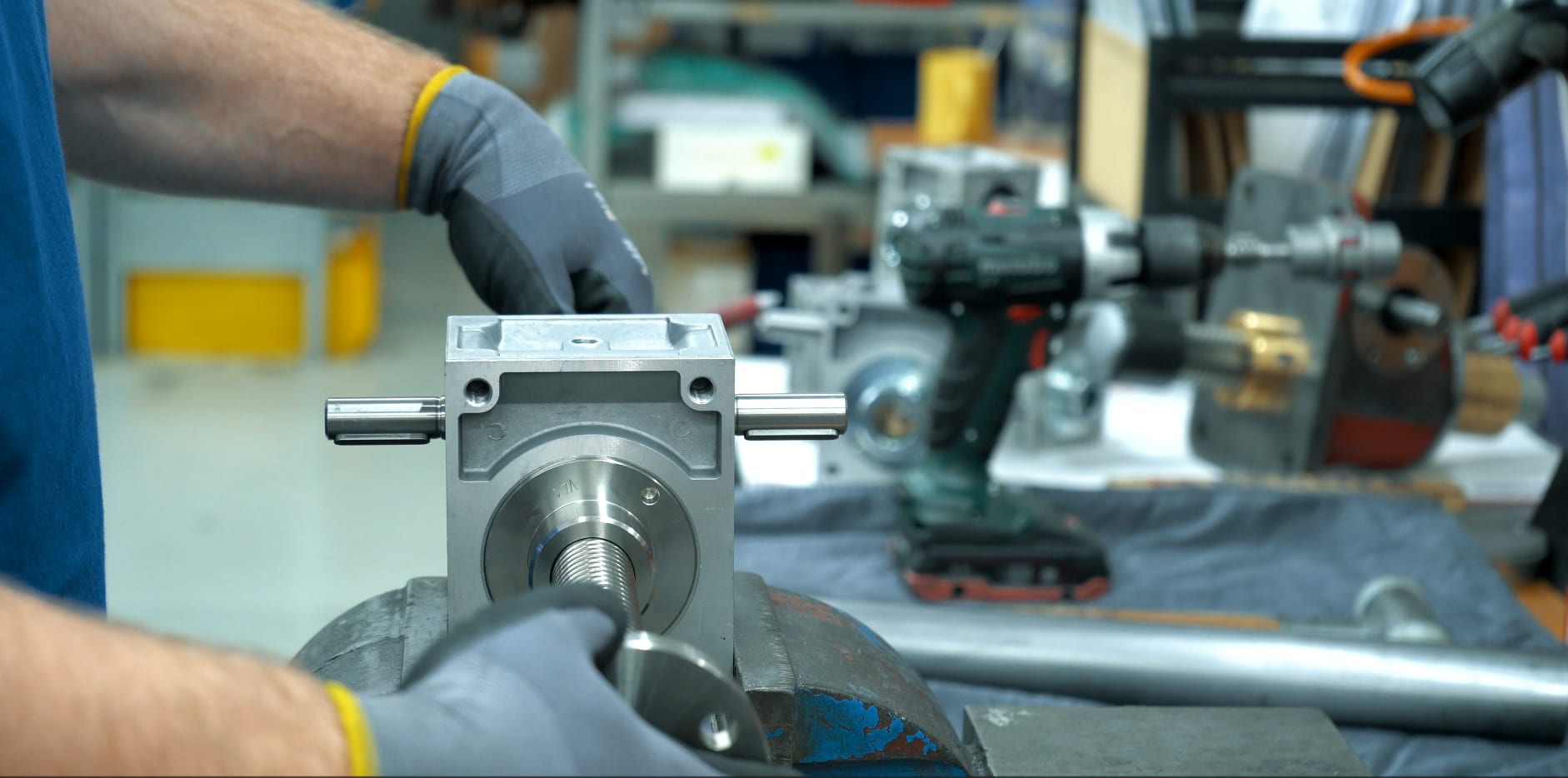 Assembling of Screw Jacks - GROB GmbH Antriebstechnik