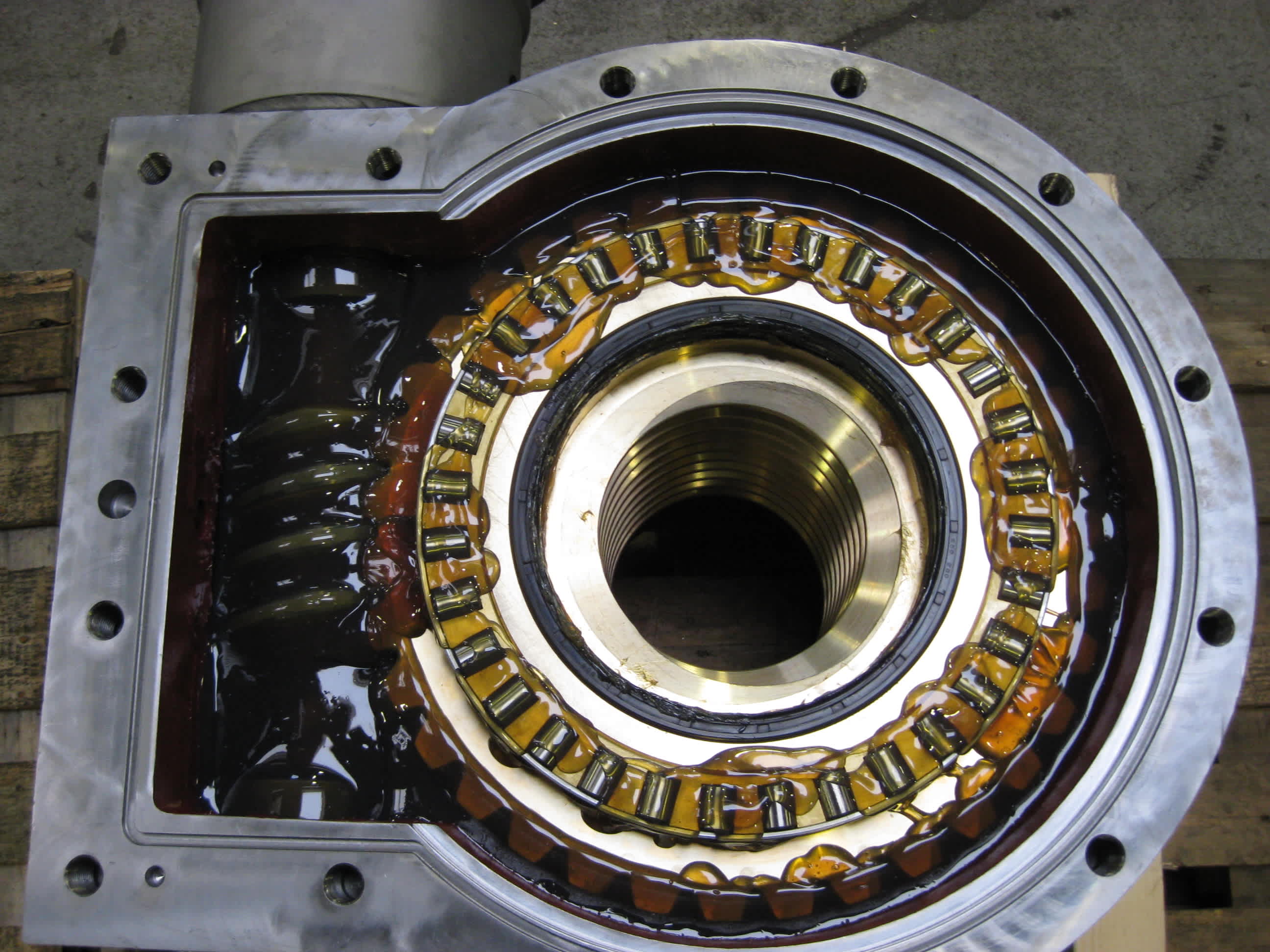 Oil filling in a worm gear - GROB GmbH Antriebstechnik